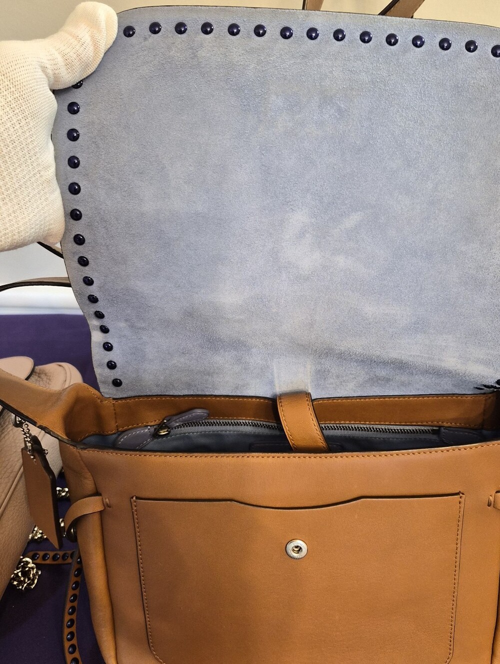 Coach Studded Messenger / Crossbody Bag ๐ค๐ - Picture 4 of 11